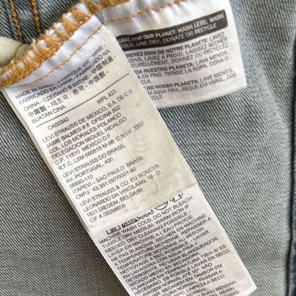 💥 Levi’s Star Studded Denim Trucker Vest 💥
✨All-American Classic sz Medium EUC - Picture 4 of 11